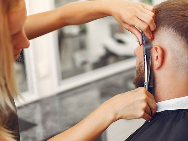 Coupe homme et entretien du système pilo-facial 